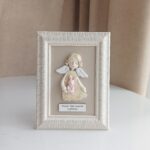 Angelas su kiškučiu rėmelyje 15×20 cm