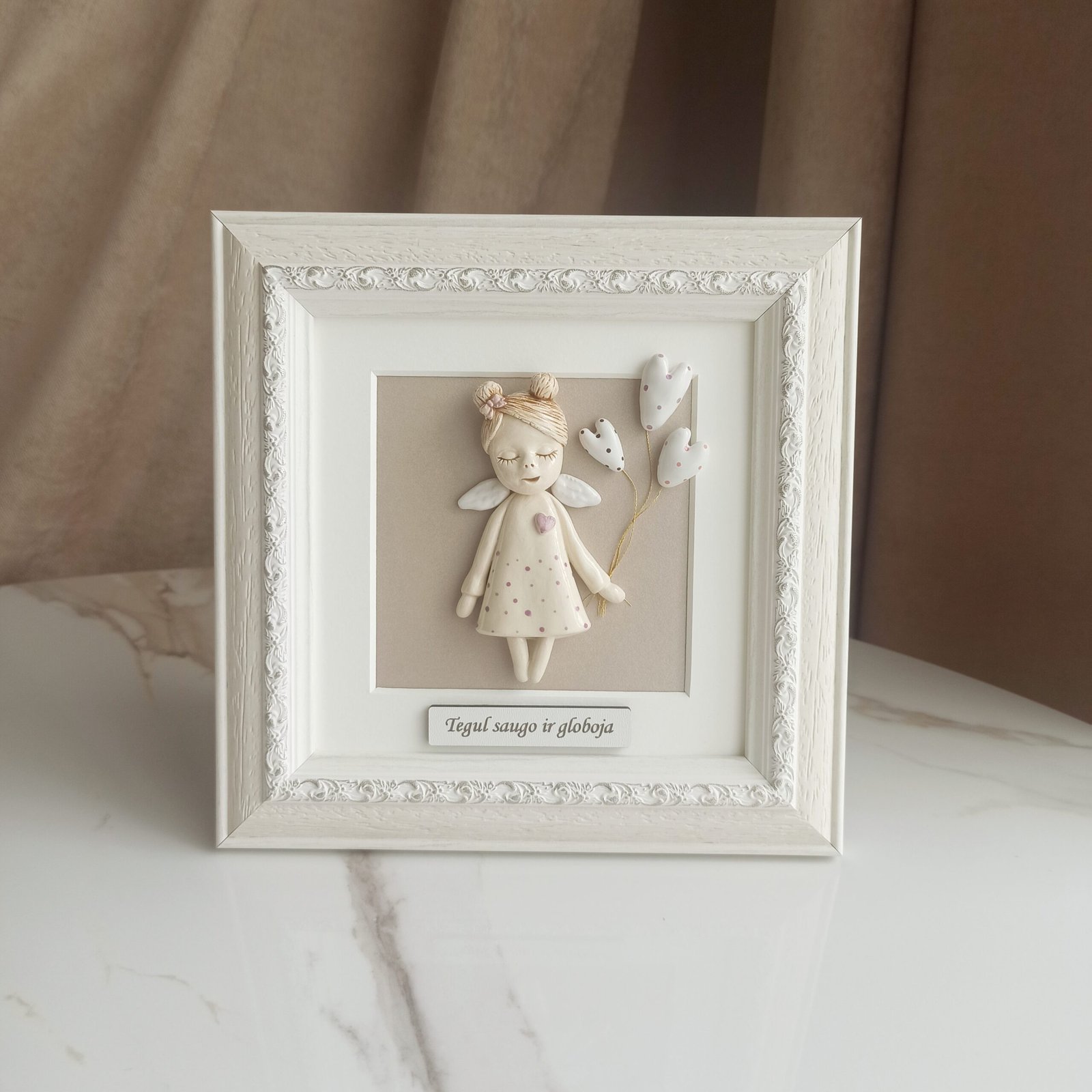 Keramikinis angelas rėmelyje su balionais 20x20cm Keramikinis angelas rėmelyje su balionais 20x20cm