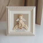 Keramikinis angelas rėmelyje su mėnuliu 20x20cm