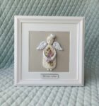 Keramikinis angelas rėmelyje su drugeliais 24x24cm