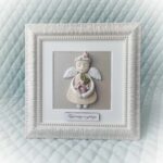 Keramikinis angelas rėmelyje su gėlėmis 20x20cm