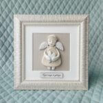 Keramikinis angelas rėmelyje su širdele 20x20cm