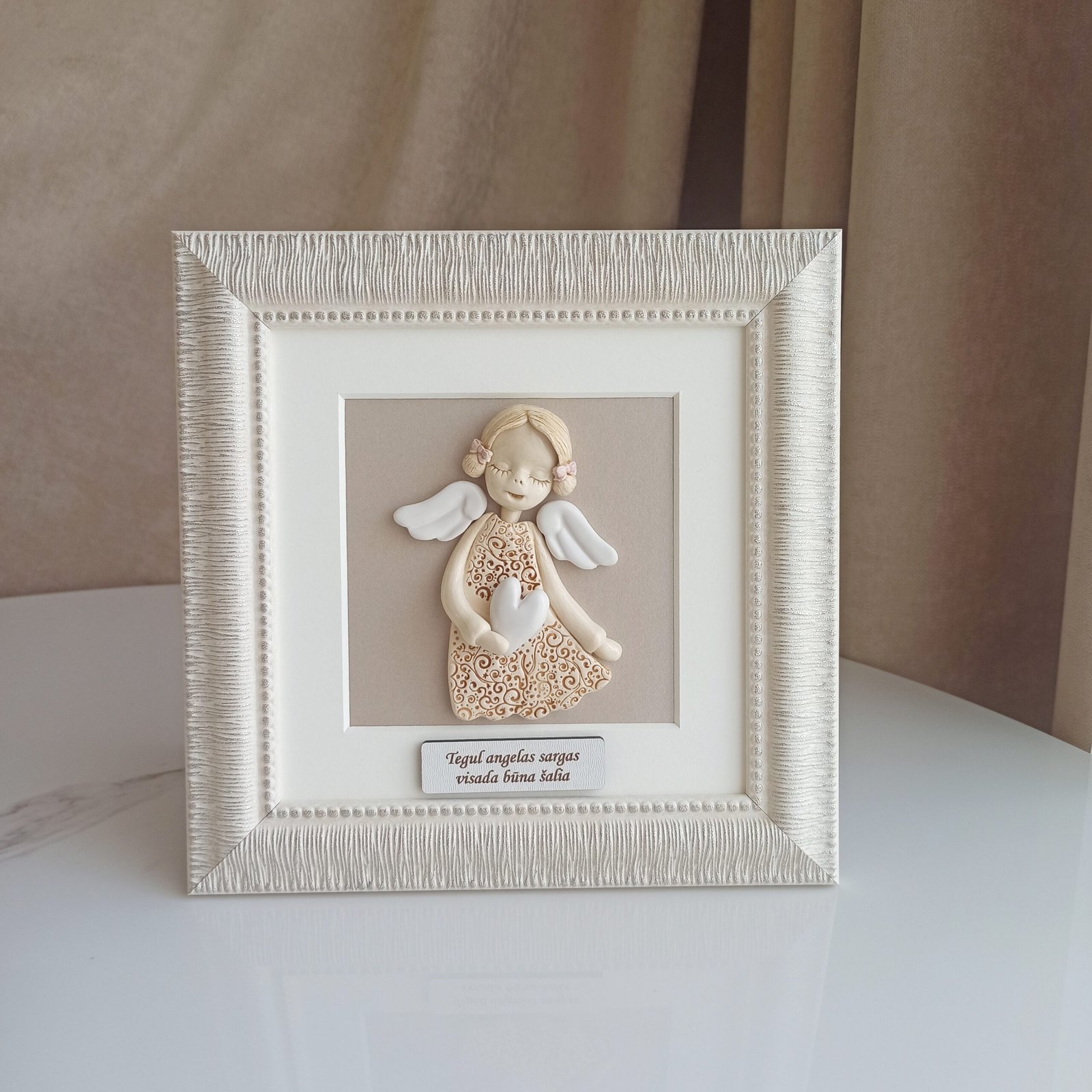 Keramikinis angelas rėmelyje su širdele 20x20cm Keramikinis angelas rėmelyje su širdele 20x20cm