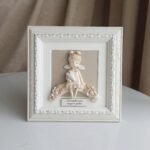Keramikinis angelas tarp gėlių 20x20cm