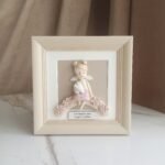 Keramikinis angelas tarp gėlių 20x20cm