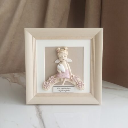 Keramikinis angelas tarp gėlių 20x20cm