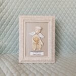 Keramikinis angelas rėmelyje su meškiuku 15x20cm