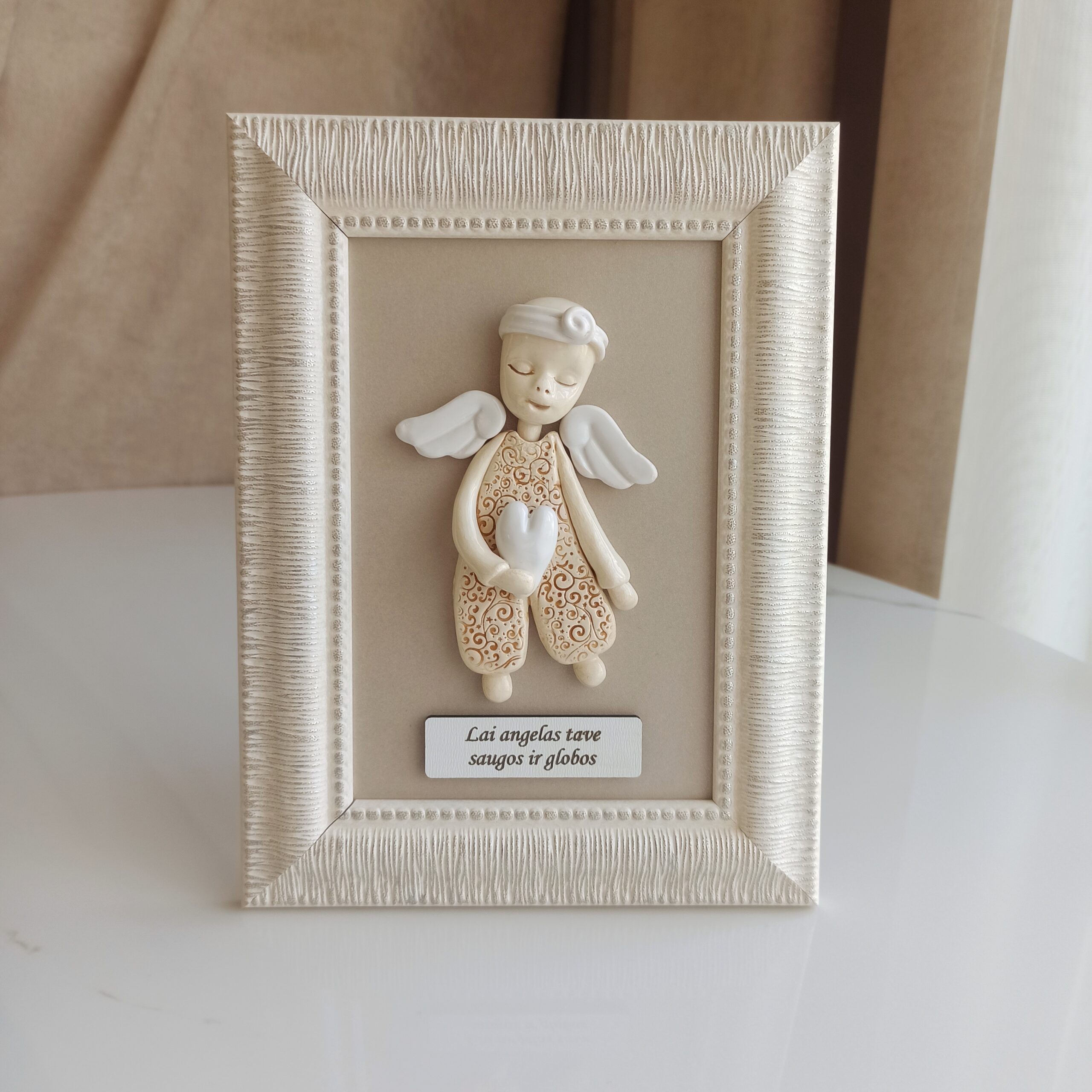 Keramikinis angelas rėmelyje su širdele 15x20cm Keramikinis angelas rėmelyje su širdele 15x20cm
