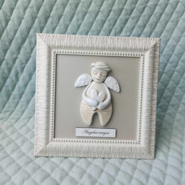 Keramikinis angelas rėmelyje su širdele 18x18cm