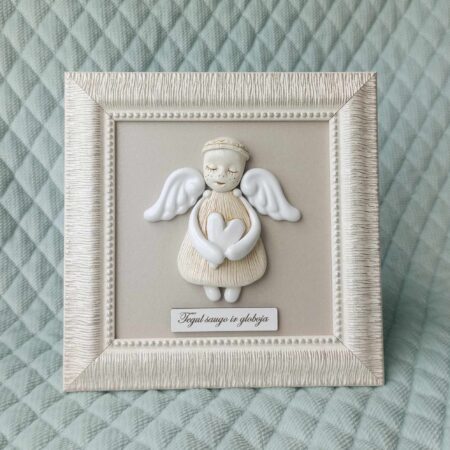 Keramikinis angelas rėmelyje su širdele 18x18cm