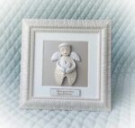 Keramikinis angelas rėmelyje su širdele 20x20cm
