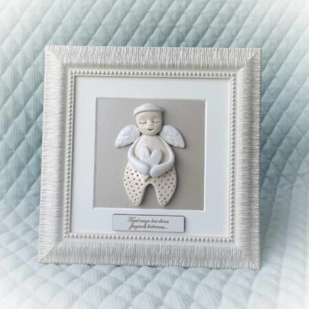 Keramikinis angelas rėmelyje su širdele 20x20cm