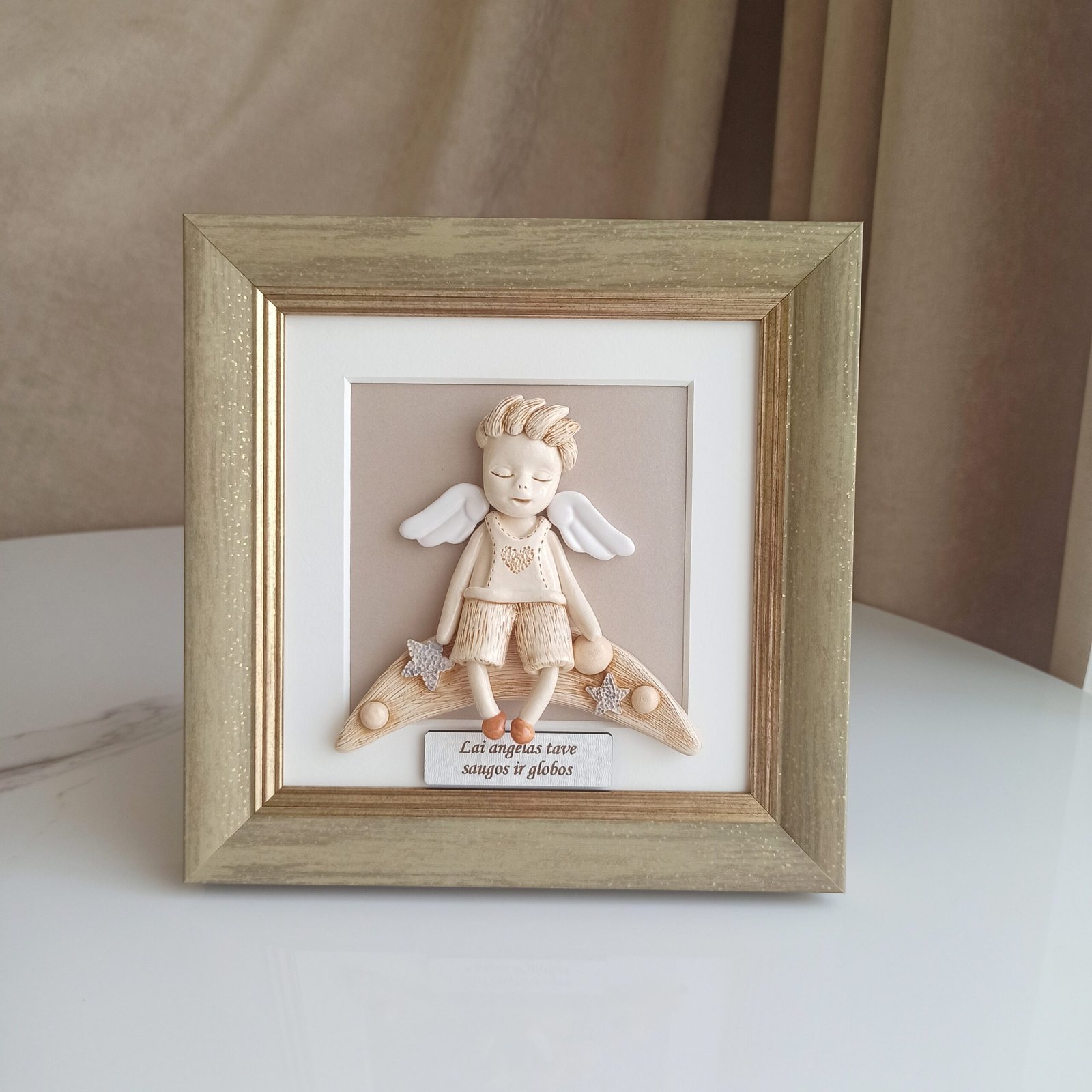 Angelas - berniukas ant arkos rėmelyje 20x20cm Angelas - berniukas ant arkos rėmelyje 20x20cm
